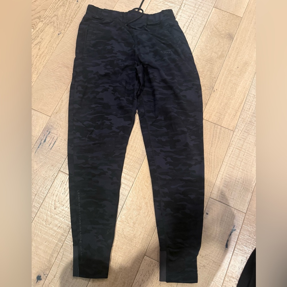 Alphalete black camo joggers